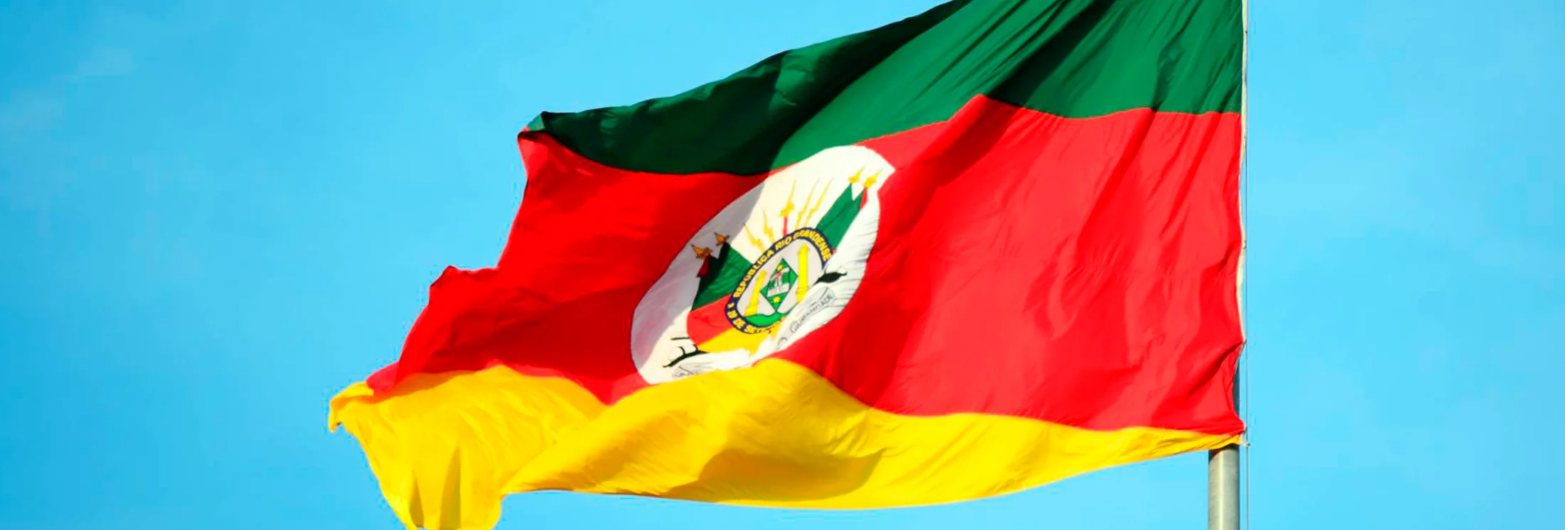 Bandeira do Rio Grande do Sul tremulando.
