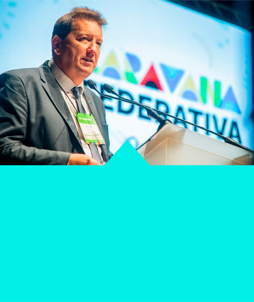 Luciano Orsi falando em evento público.