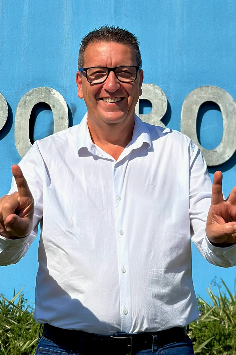 Luciano Orsi em frente ao letreiro de Campo Bom.
